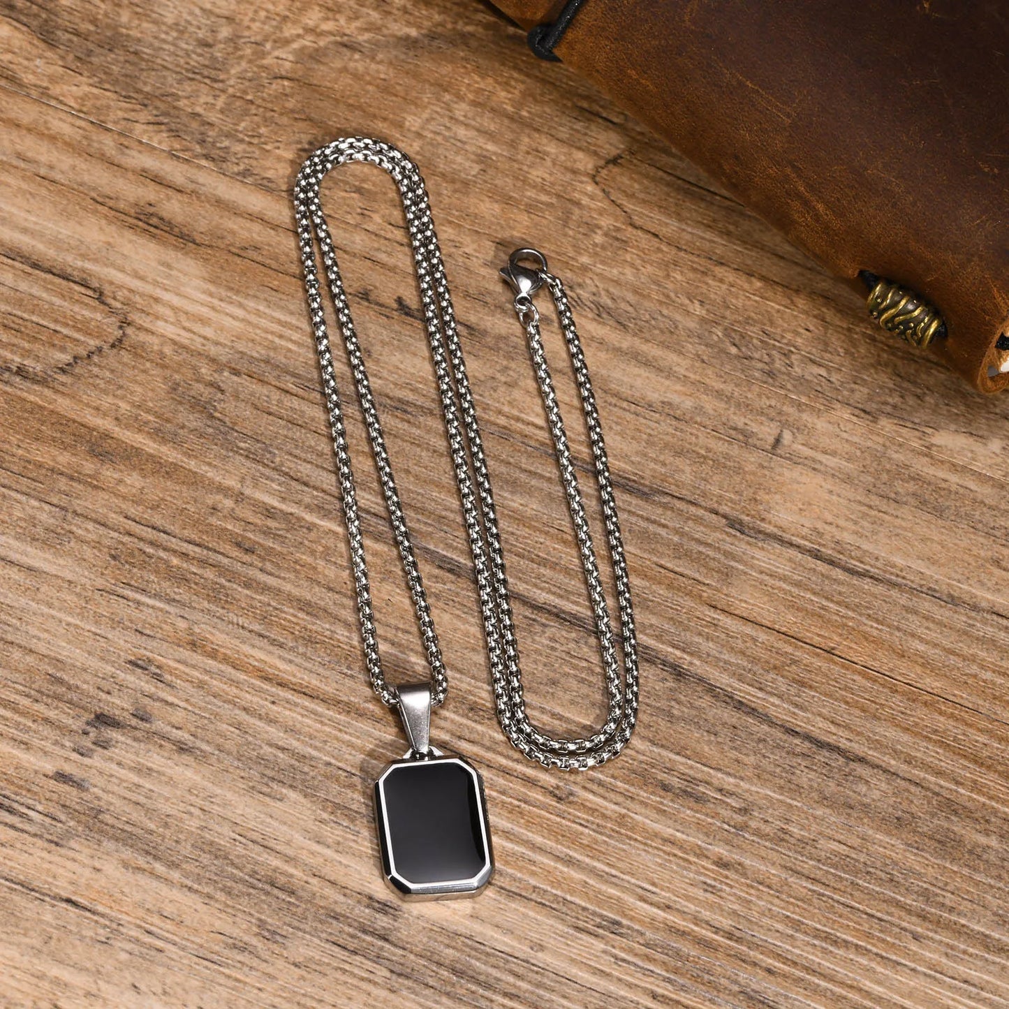 Casual Black Enamel Necklaces for Men,Waterproof Stainless Steel Square Pendant Simple Fashion Male Collar Jewelry Gift                Ideal para momentos especiais..  Seu bebê merece o melhor.  Ideal para você.  Qualidade e sofisticação...