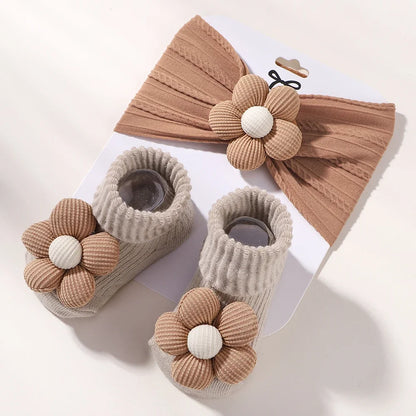 Fita com laco e sapatinhos meia a combinar Feito com carinho para o sua bebê ficar ainda mais fofa. dos 0 meses a  12 meses. fita tipo faixa par cabeça  conjunto com meias m acessório que não pode faltar.