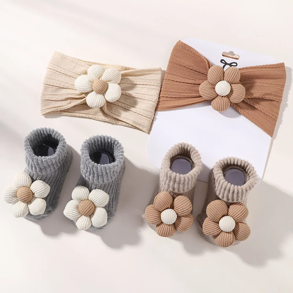 Fita com laco e sapatinhos meia a combinar Feito com carinho para o sua bebê ficar ainda mais fofa. dos 0 meses a  12 meses. fita tipo faixa par cabeça  conjunto com meias m acessório que não pode faltar.