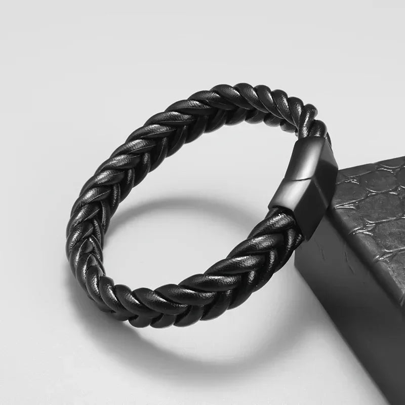 Simples e Classic , Black Hand Woven Leather Bracelet with Metal Magnetic Clasp Men's Fashion Jewelry .