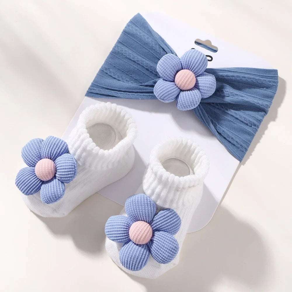 Fita com laco e sapatinhos meia a combinar Feito com carinho para o sua bebê ficar ainda mais fofa. dos 0 meses a  12 meses. fita tipo faixa par cabeça  conjunto com meias m acessório que não pode faltar.