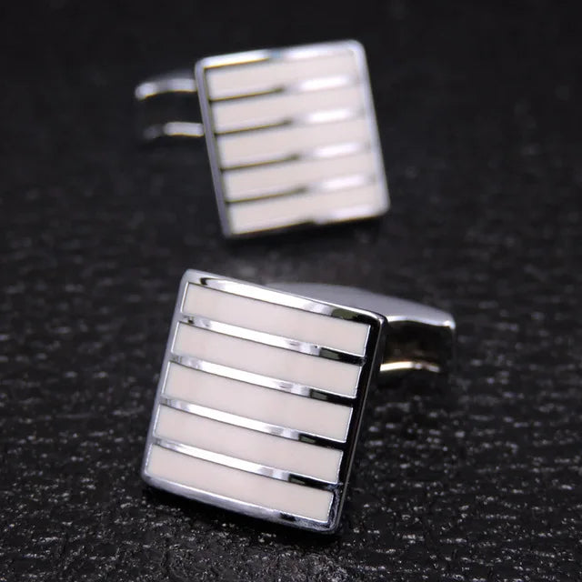 Botões de punho de alta qualidade de cobre  e muito elegante.