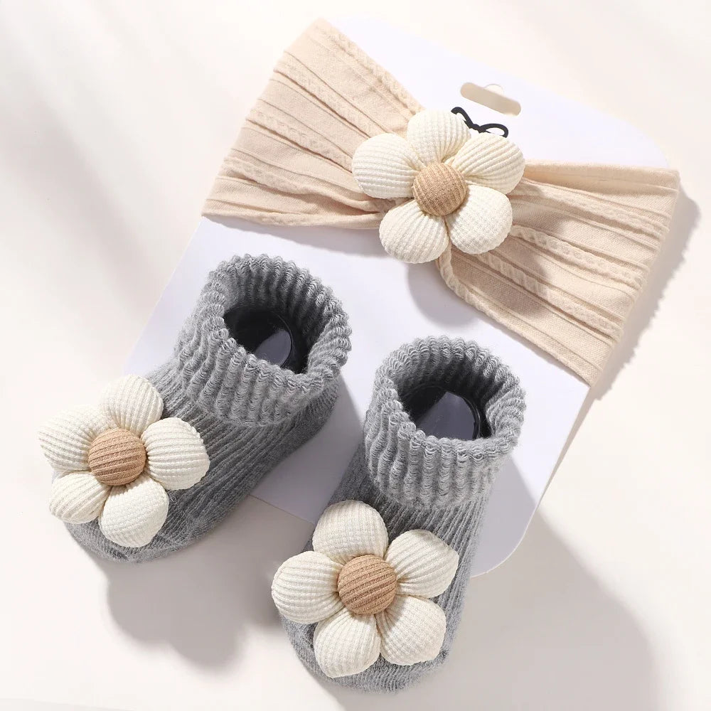 Fita com laco e sapatinhos meia a combinar Feito com carinho para o sua bebê ficar ainda mais fofa. dos 0 meses a  12 meses. fita tipo faixa par cabeça  conjunto com meias m acessório que não pode faltar.