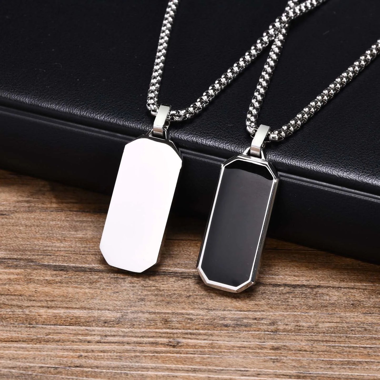 Casual Black Enamel Necklaces for Men,Waterproof Stainless Steel Square Pendant Simple Fashion Male Collar Jewelry Gift                Ideal para momentos especiais..  Seu bebê merece o melhor.  Ideal para você.  Qualidade e sofisticação...