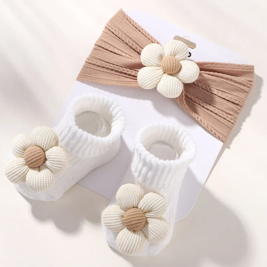 Fita com laco e sapatinhos meia a combinar Feito com carinho para o sua bebê ficar ainda mais fofa. dos 0 meses a  12 meses. fita tipo faixa par cabeça  conjunto com meias m acessório que não pode faltar.