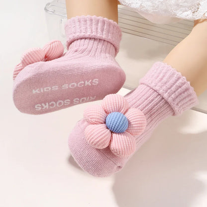 Fita com laco e sapatinhos meia a combinar Feito com carinho para o sua bebê ficar ainda mais fofa. dos 0 meses a  12 meses. fita tipo faixa par cabeça  conjunto com meias m acessório que não pode faltar.
