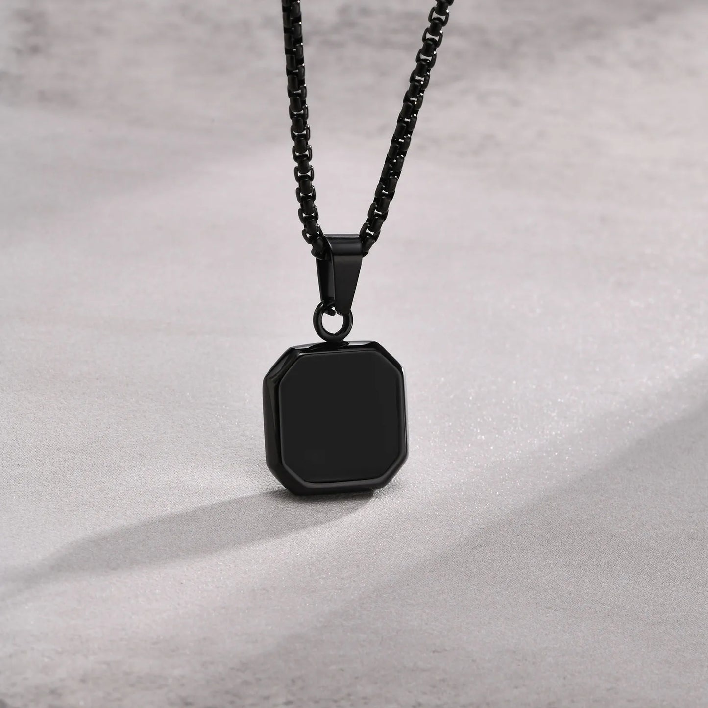 Casual Black Enamel Necklaces for Men,Waterproof Stainless Steel Square Pendant Simple Fashion Male Collar Jewelry Gift                Ideal para momentos especiais..  Seu bebê merece o melhor.  Ideal para você.  Qualidade e sofisticação...