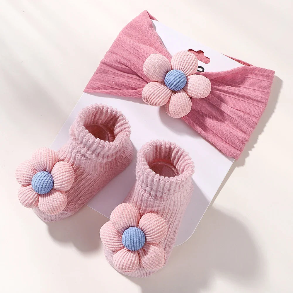 Fita com laco e sapatinhos meia a combinar Feito com carinho para o sua bebê ficar ainda mais fofa. dos 0 meses a  12 meses. fita tipo faixa par cabeça  conjunto com meias m acessório que não pode faltar.