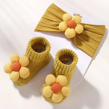 Fita com laco e sapatinhos meia a combinar Feito com carinho para o sua bebê ficar ainda mais fofa. dos 0 meses a  12 meses. fita tipo faixa par cabeça  conjunto com meias m acessório que não pode faltar.