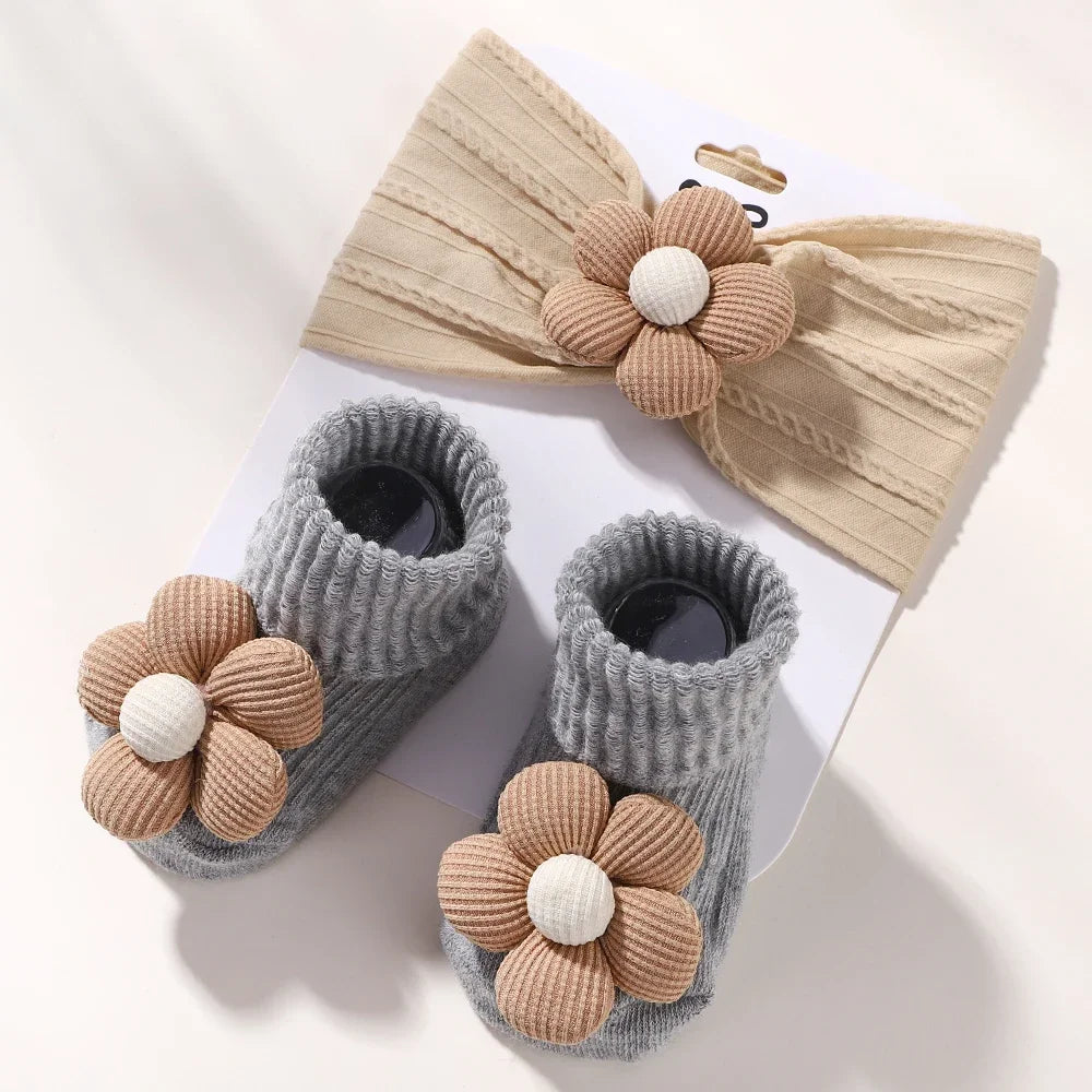 Fita com laco e sapatinhos meia a combinar Feito com carinho para o sua bebê ficar ainda mais fofa. dos 0 meses a  12 meses. fita tipo faixa par cabeça  conjunto com meias m acessório que não pode faltar.