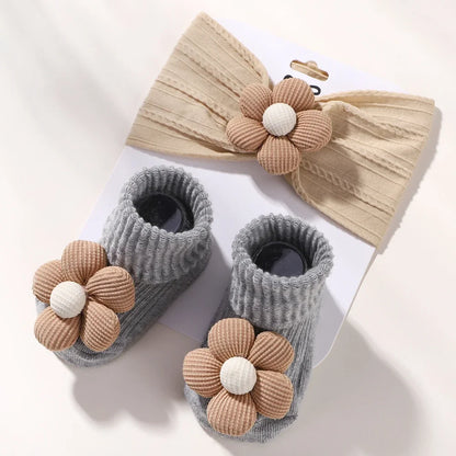 Fita com laco e sapatinhos meia a combinar Feito com carinho para o sua bebê ficar ainda mais fofa. dos 0 meses a  12 meses. fita tipo faixa par cabeça  conjunto com meias m acessório que não pode faltar.