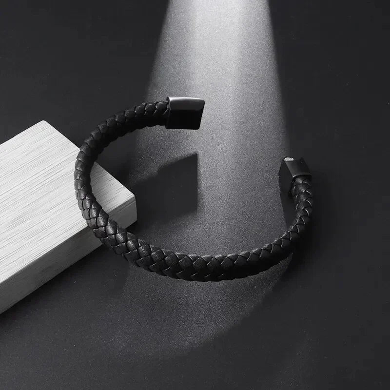 Simples e Classic , Black Hand Woven Leather Bracelet with Metal Magnetic Clasp Men's Fashion Jewelry .