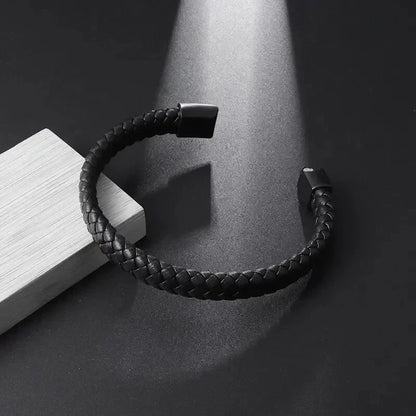 Simples e Classic , Black Hand Woven Leather Bracelet with Metal Magnetic Clasp Men's Fashion Jewelry .