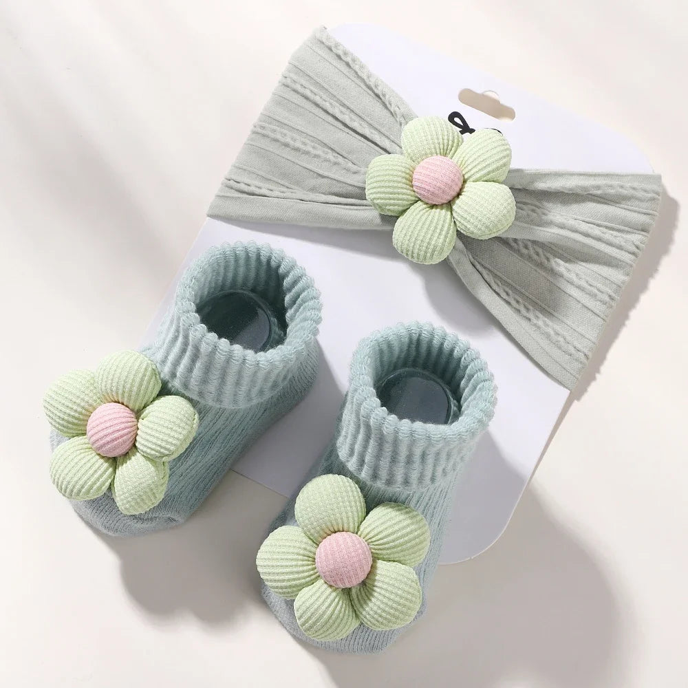 Fita com laco e sapatinhos meia a combinar Feito com carinho para o sua bebê ficar ainda mais fofa. dos 0 meses a  12 meses. fita tipo faixa par cabeça  conjunto com meias m acessório que não pode faltar.